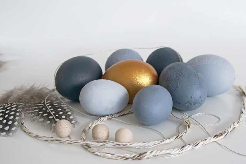 Ostereier in gold und grau