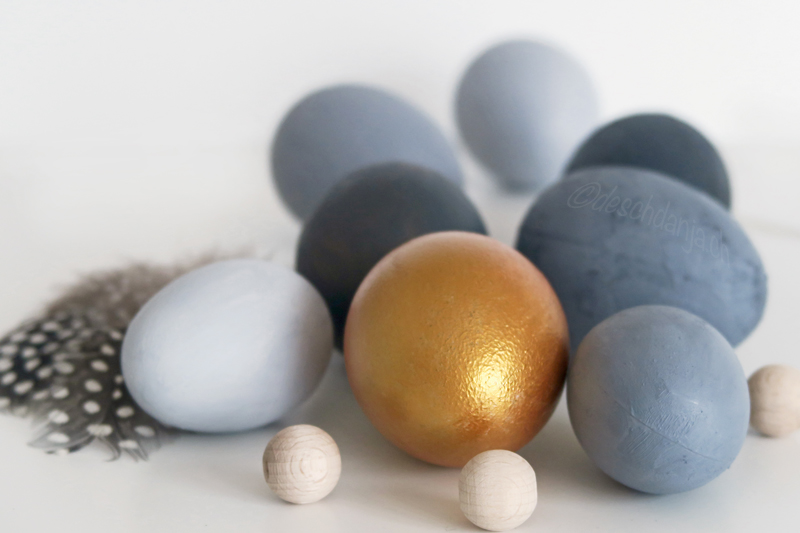 Ostereier in gold und grau