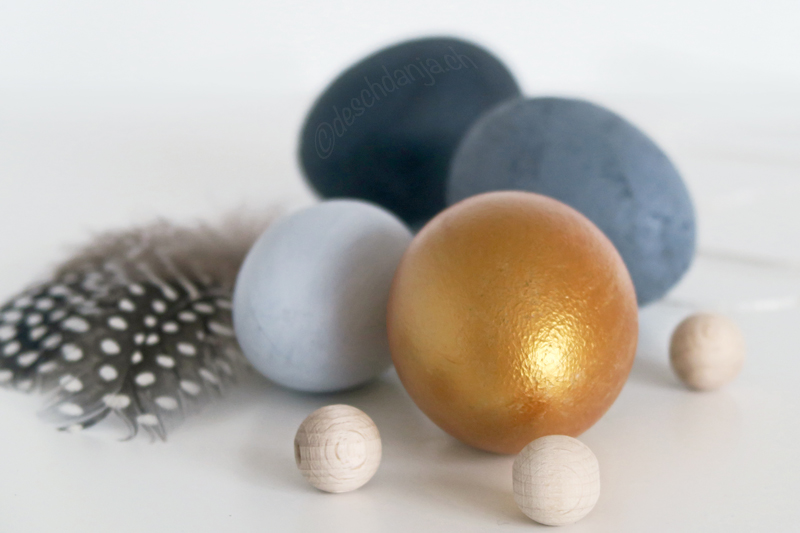 Ostereier in gold und grau
