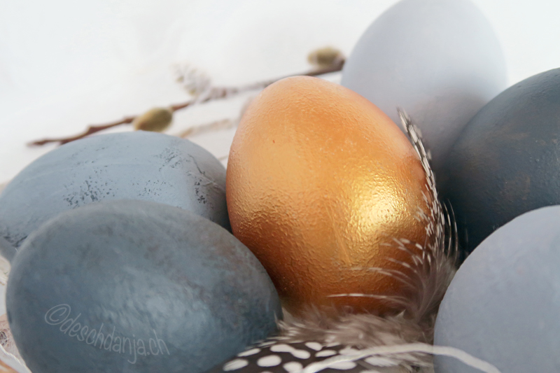 Ostereier in gold und grau