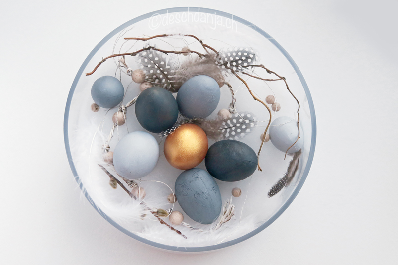 Ostereier in gold und grau